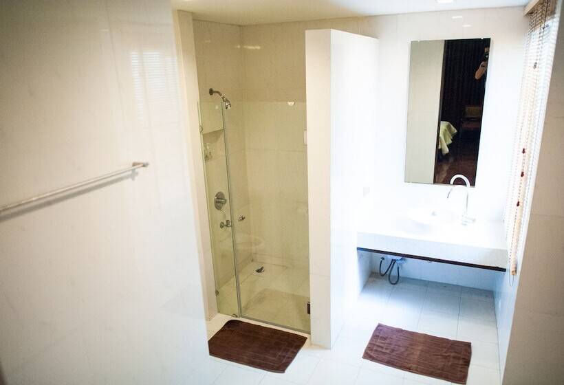 اتاق لوکس با تخت بزرگ, Baan Silom Soi 3