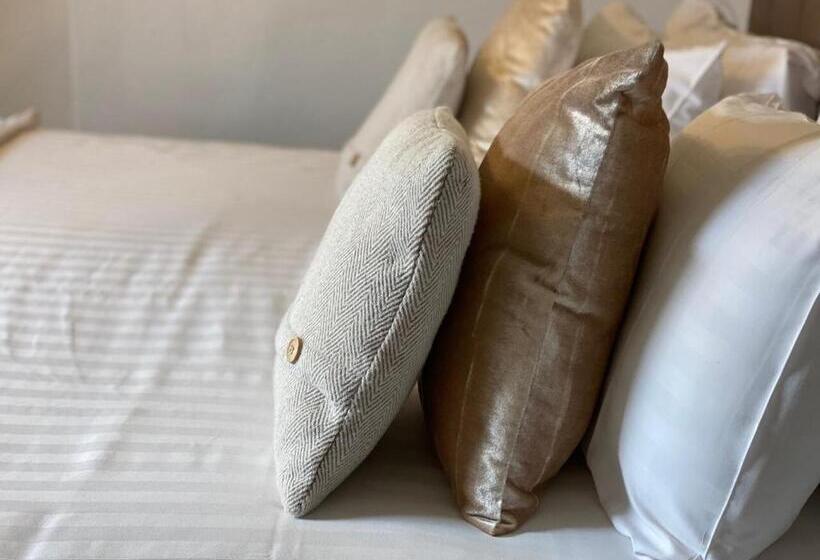 Superior Room King Size Bed, Uplands Inn Cartmel