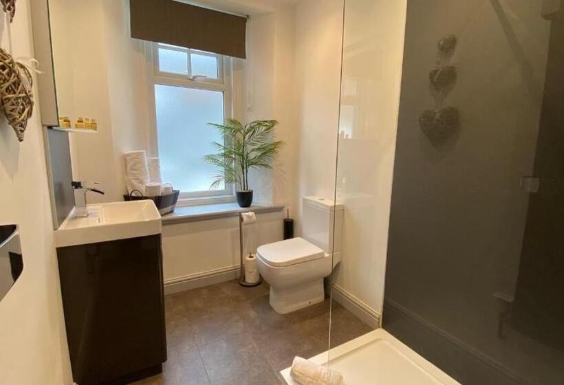 Superior Room King Size Bed, Uplands Inn Cartmel