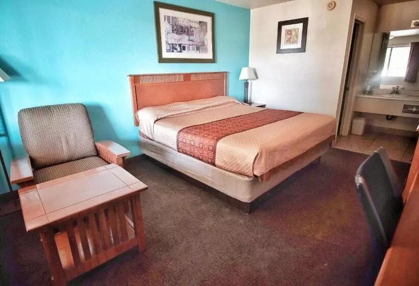 キングサイズベッドのスタンダードルーム, Claridge Inn  St. George