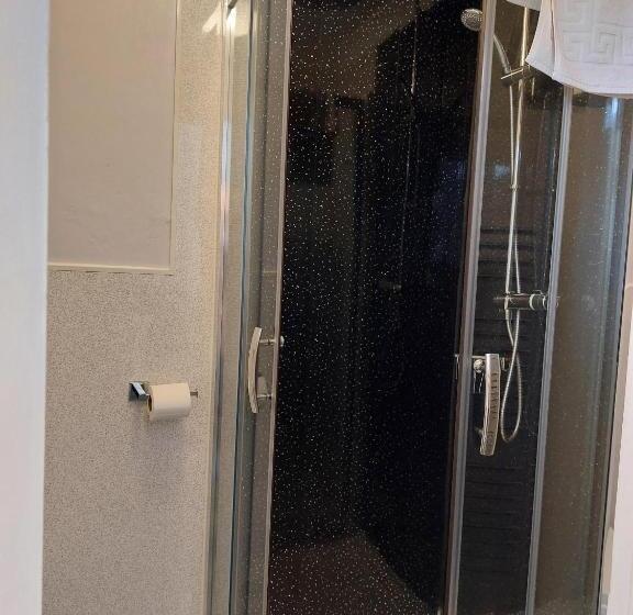 חדר דלוקס לשלושה, The Norwood