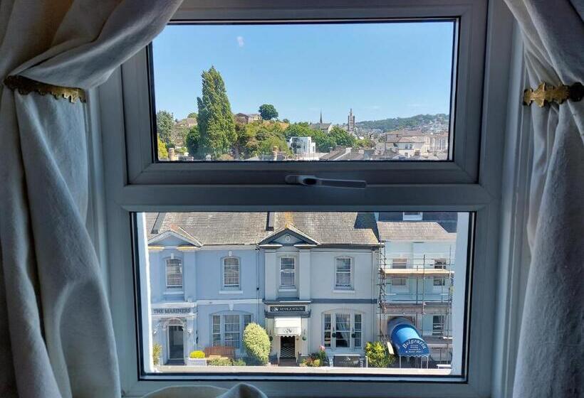 חדר סטנדרט לשלושה, The Norwood