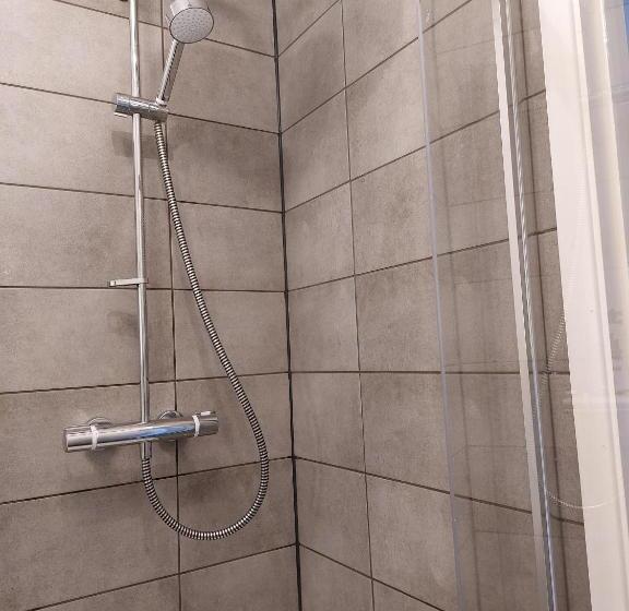 חדר סטנדרט לשלושה, The Norwood