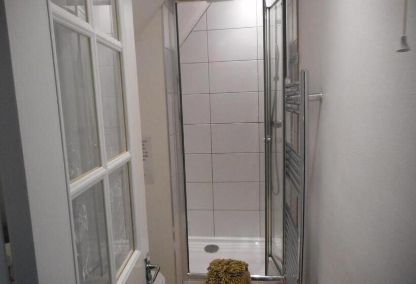 트리플 클래식 룸, The George B&b