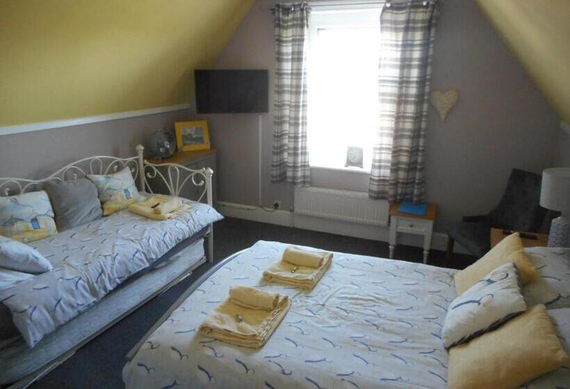 חדר קלאסי לשלושה, The George B&b