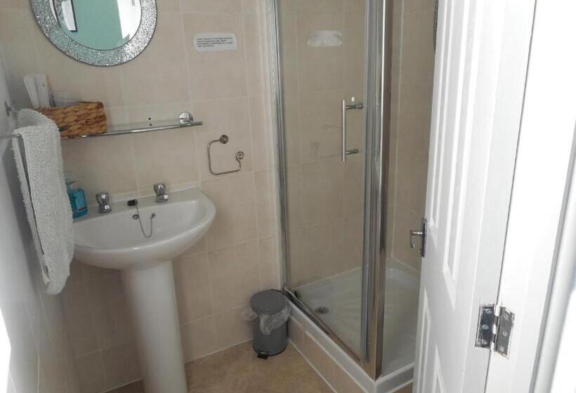 חדר אקונומי, The George B&b