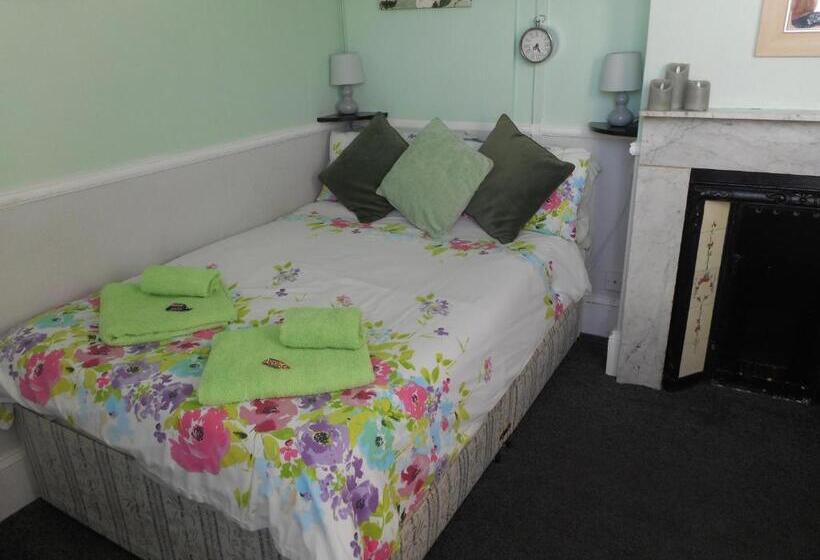 חדר אקונומי, The George B&b