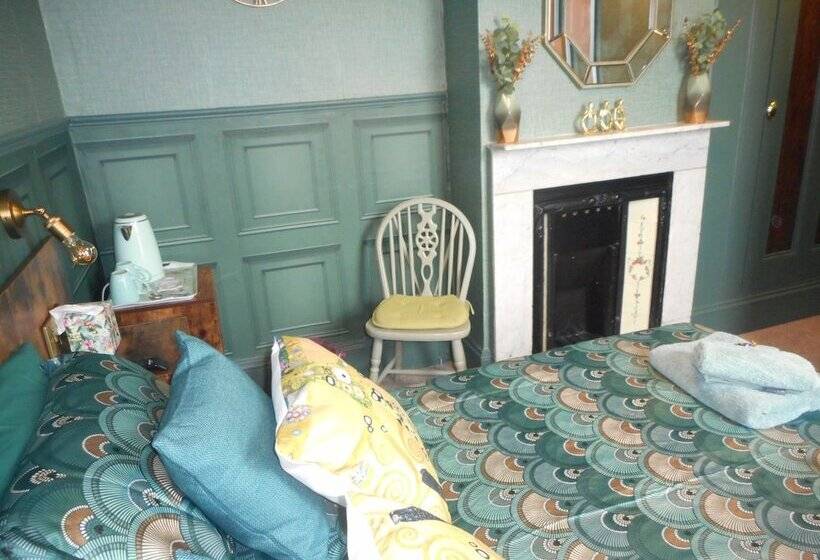 이코노미 룸, The George B&b