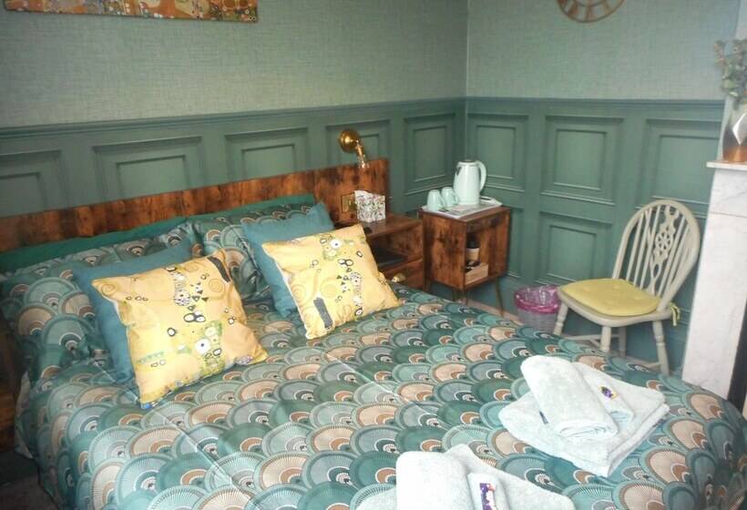 이코노미 룸, The George B&b