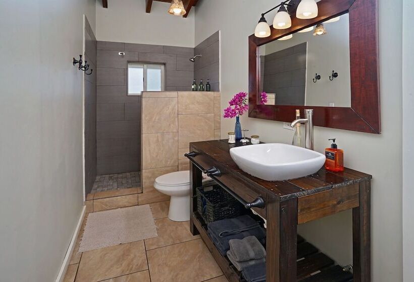 اتاق استاندارد با تخت دوبل و چشمانداز دریا, Two Sandals – A Boutique