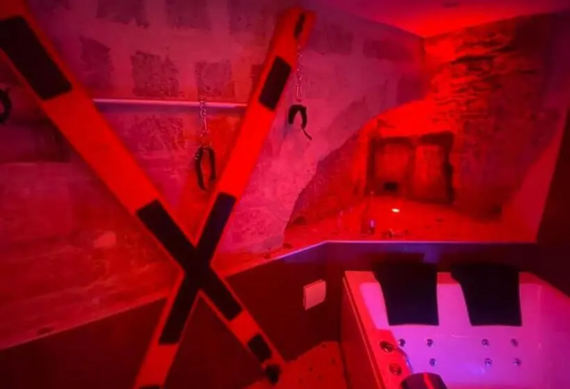 デラックスルーム, Rebel Suite Cross