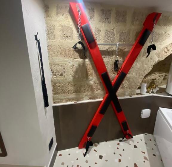 חדר דלוקס, Rebel Suite Cross