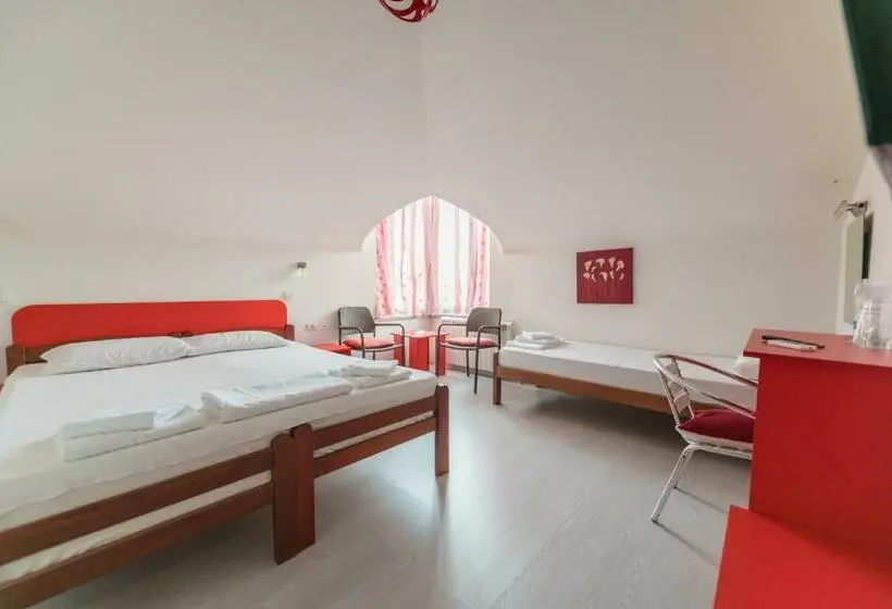 اتاق استاندارد سه نفره, Villa Sarto