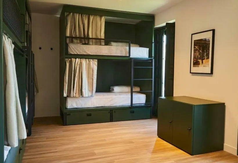 تختخواب در اتاق مشترک, Latroupe Prado Hostel