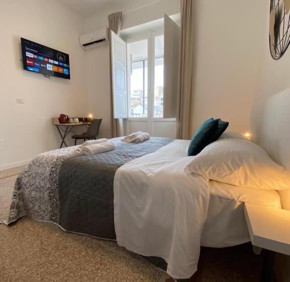 اتاق استاندارد با سرویس بهداشتی مشترک, Cavour 221   Central Station