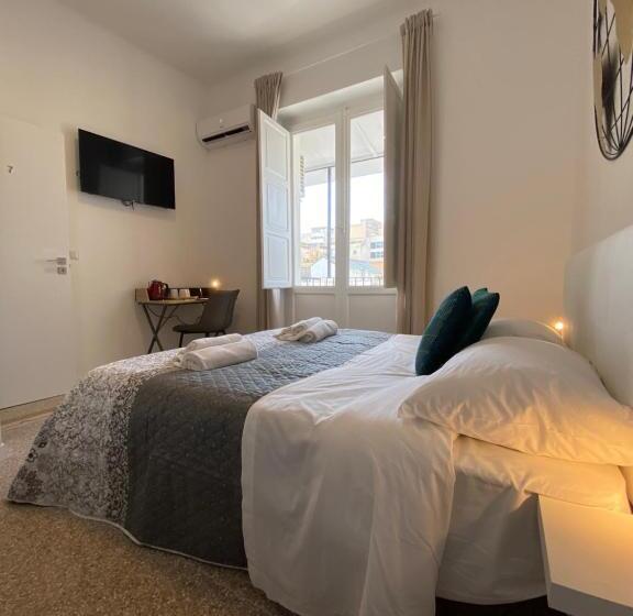 اتاق استاندارد با سرویس بهداشتی مشترک, Cavour 221   Central Station