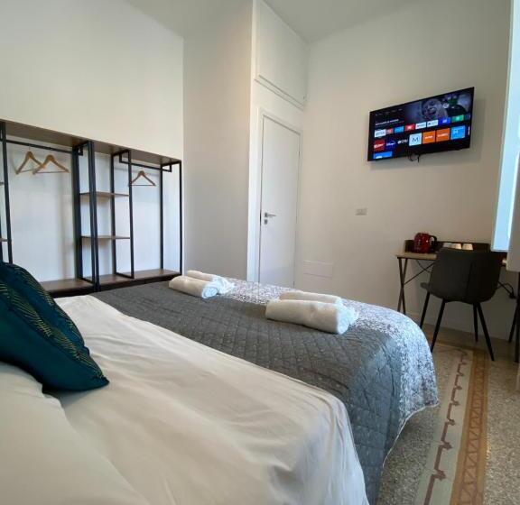 اتاق استاندارد با سرویس بهداشتی مشترک, Cavour 221   Central Station