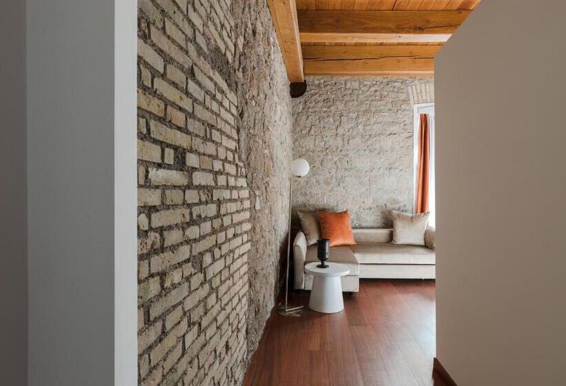 اتاق لوکس, Torre Capranica