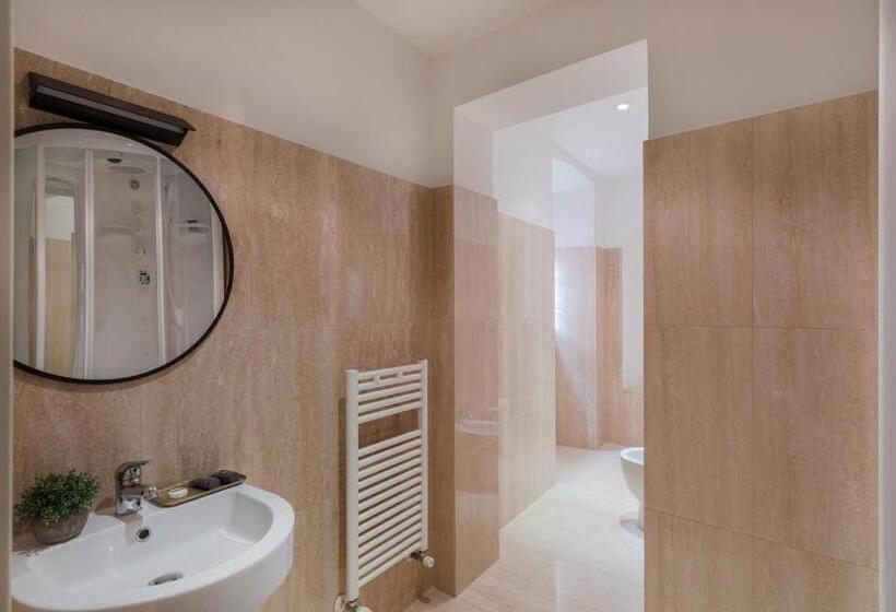 اتاق لوکس, Torre Capranica