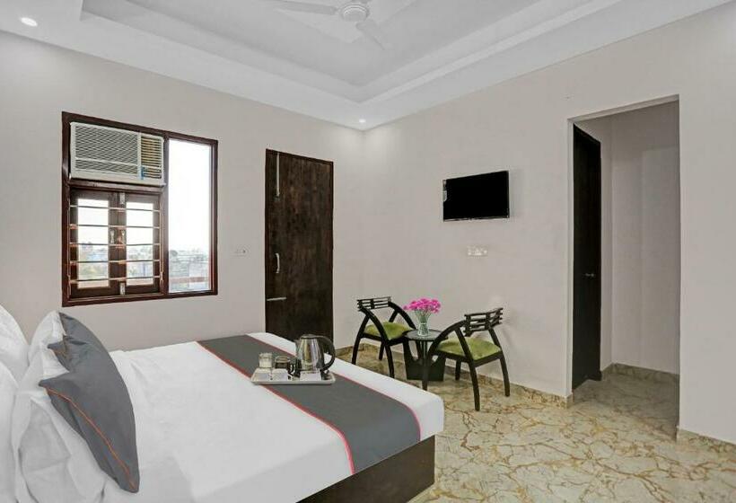 חדר קלאסי לשלושה, The Royal Fern