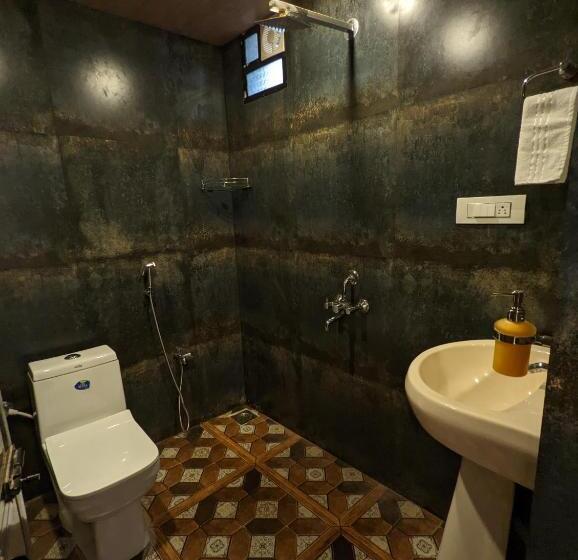 Studio Deluxe, Hippie Paws