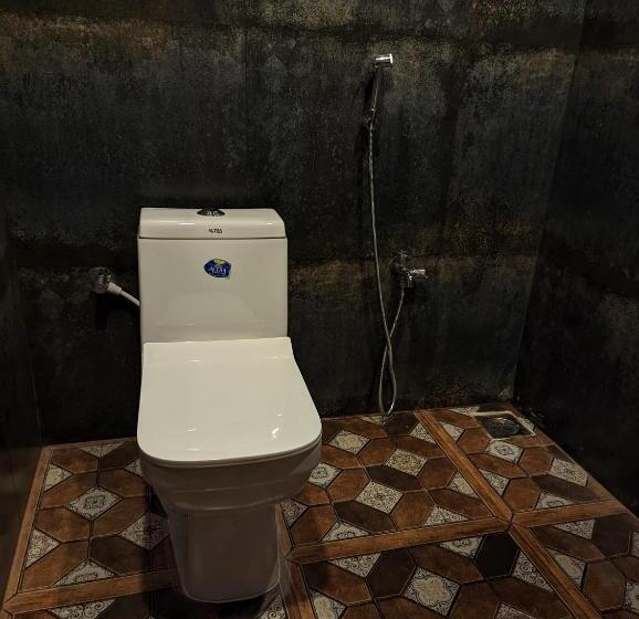 Studio Deluxe, Hippie Paws