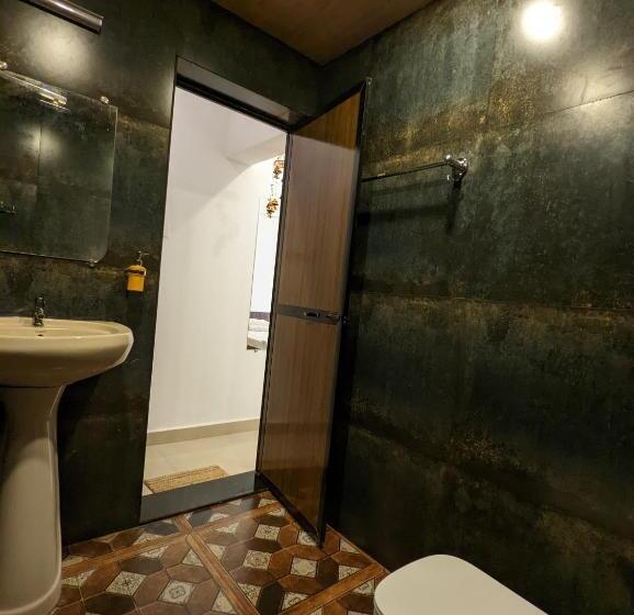 Studio Deluxe, Hippie Paws