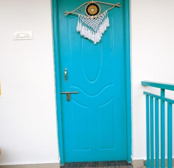 Studio Deluxe, Hippie Paws