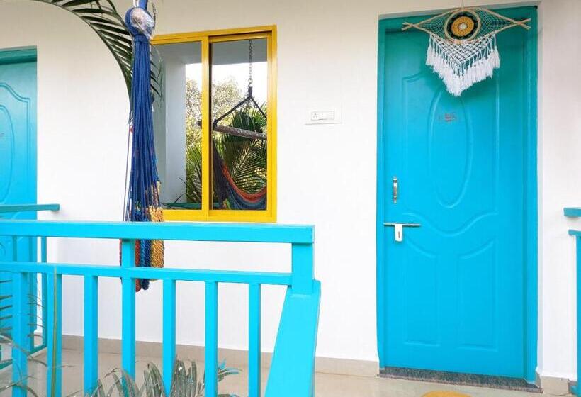 Studio Deluxe, Hippie Paws