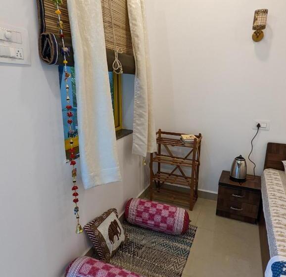 Studio Deluxe, Hippie Paws