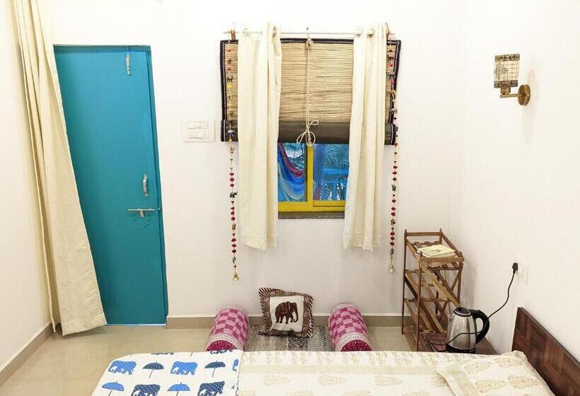 Studio Deluxe, Hippie Paws