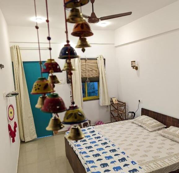 Studio Deluxe, Hippie Paws