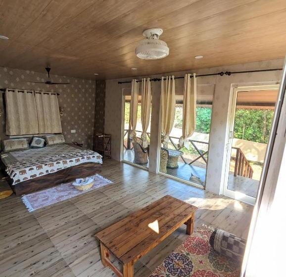 Suite Pat King, Hippie Paws