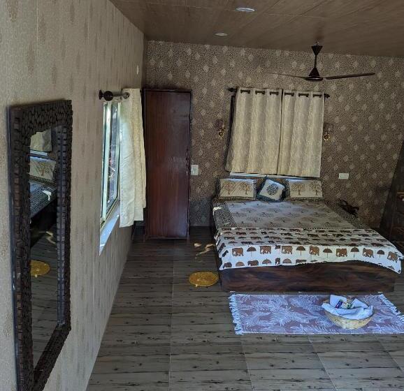 Suite Pat King, Hippie Paws