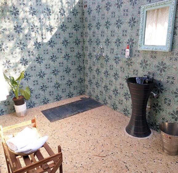 Suite Pat King, Hippie Paws