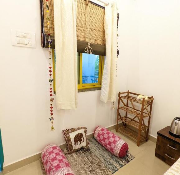 Studio Deluxe, Hippie Paws