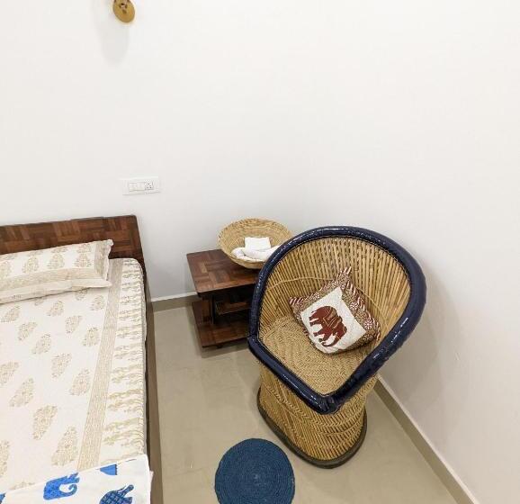 Studio Deluxe, Hippie Paws