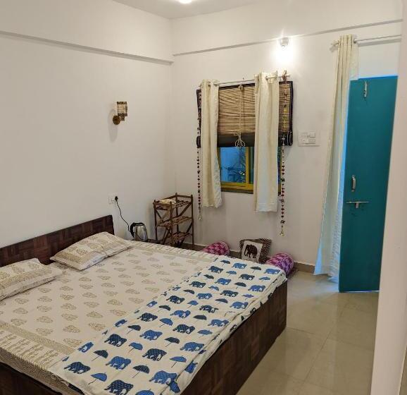 Studio Deluxe, Hippie Paws