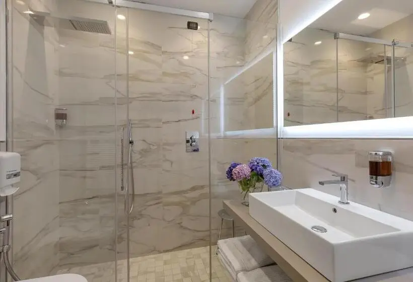 Suite with lake view, Casa Alle Colonne By Hotel Ancora