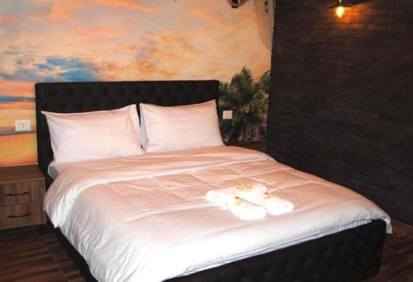 デラックスルーム, Keshtjella Xhabeqos