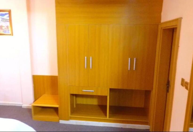 سوئیت پرزیدنت, Villa Hilton Hotels