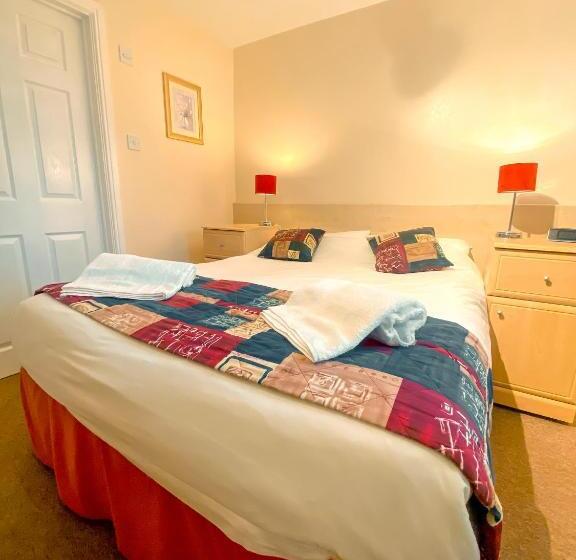 חדר סטנדרט, Hawk House