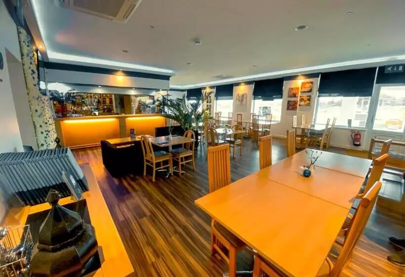 スタンダードルーム, Hawk House