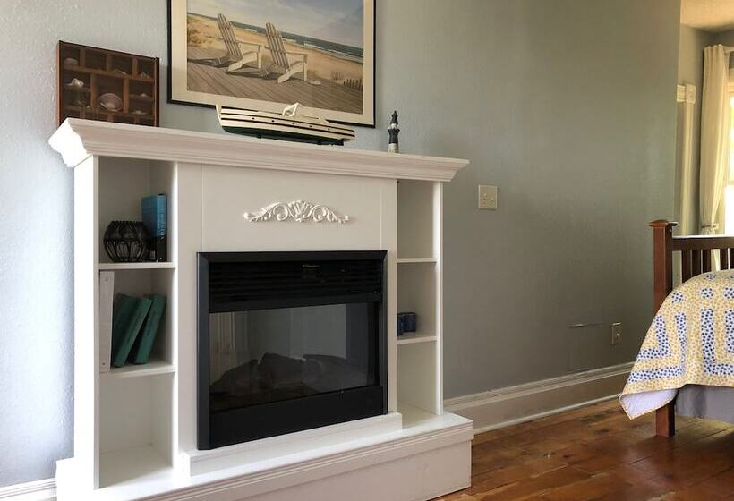 غرفة عائلية رباعية, Lucy's Place