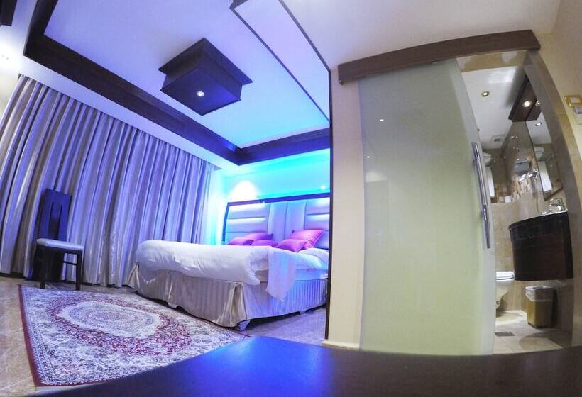 اتاق لوکس, Petra Sella