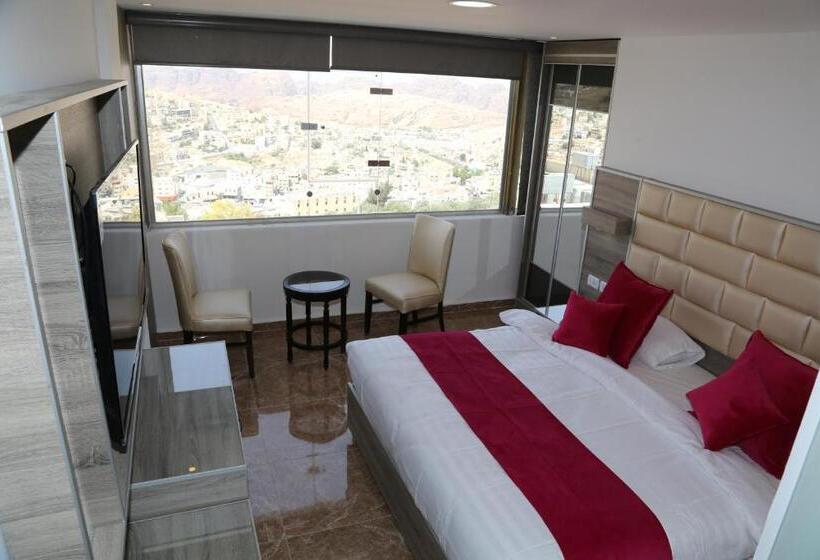 اتاق لوکس با تخت بزرگ, Petra Sella