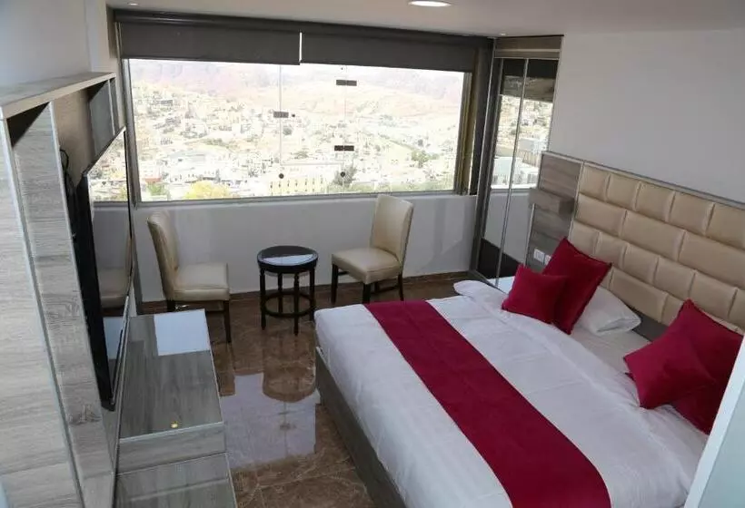 اتاق لوکس با تخت بزرگ, Petra Sella
