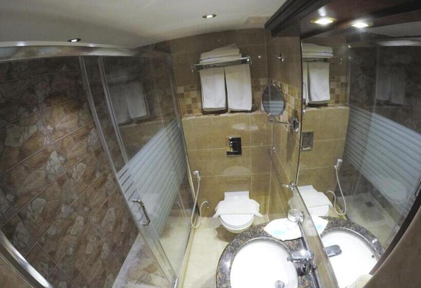 اتاق لوکس, Petra Sella