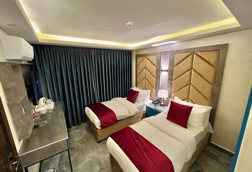 اتاق لوکس, Petra Sella