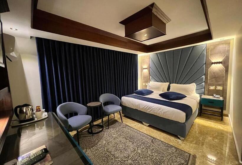 آپارتمان یک خوابه با دری مشترک که هال را جدا می کند., Petra Sella